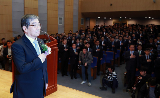 윤석헌 신임 금융감독원장이 8일 오전 서울 여의도 금융감독원 대강당에서 열린 취임식에서 국기에 경례를 하고 있다.  연합뉴스